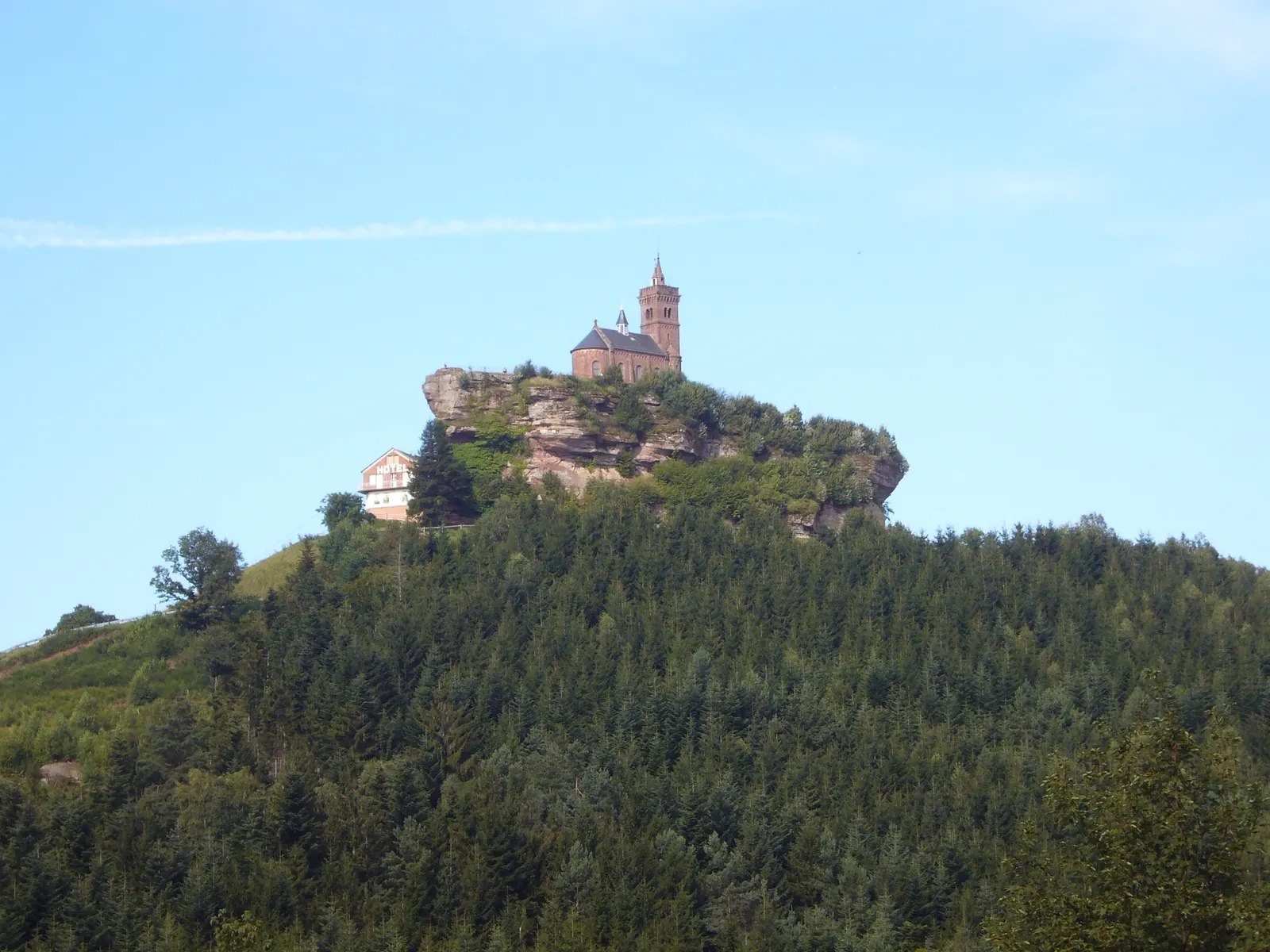 Le rocher de grès rose de Dabo, coiffé de la chapelle Saint-Léon, au sommet d'une colline couverte de sapins